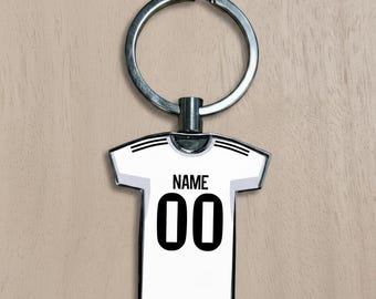 Spersonalizowany metalowy brelok do kluczy z motywem stroju domowego Realu Madryt na sezon 2025/26 – prezent dla kibica