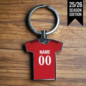 Personalised Man Utd Women 2025/26 Home Kit Style Metal Football Shirt Keyring – Women’s Football Fan Gift