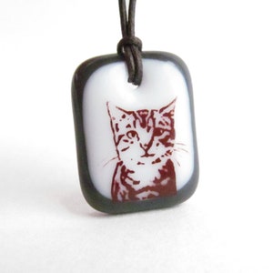 Tabby Cat Halskette, Katzenliebhaber Geschenk Schmuck, Kitty Katze Halskette, Geschenk für eine große Schwester, Tier Foto Schmuck White / Charcoal