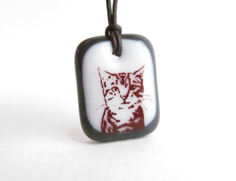 Tabby Cat Halskette, Katzenliebhaber Geschenk Schmuck, Kitty Katze Halskette, Geschenk für eine große Schwester, Tier Foto Schmuck White / Charcoal