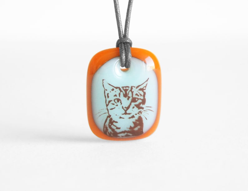 Tabby Cat Halskette, Katzenliebhaber Geschenk Schmuck, Kitty Katze Halskette, Geschenk für eine große Schwester, Tier Foto Schmuck Vintage Green/Orange