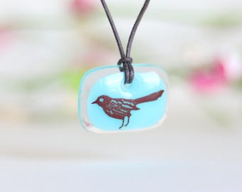 Black Bird Necklace, cute bird jewelry, bird lover gift, Grackle blackbird fused glass pendant necklace, boho friendship necklace, mom gift