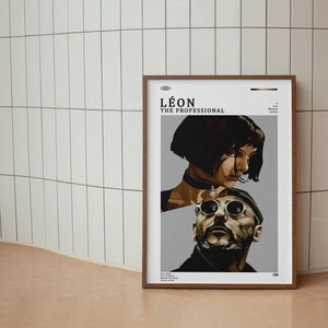 K&ouml;nnte beinhalten: Ein gerahmtes Poster mit minimalistischem Design, das eine Schwarzwei&szlig;illustration der Charaktere aus dem Film "L&eacute;on: The Professional" zeigt. Der Titel "L&eacute;on: The Professional" ist in schwarzer Schrift oben auf dem Poster gedruckt.