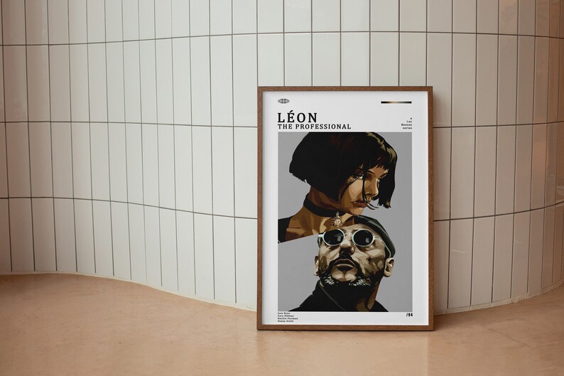K&ouml;nnte beinhalten: Ein gerahmtes Poster mit minimalistischem Design, das eine Schwarzwei&szlig;illustration der Charaktere aus dem Film "L&eacute;on: The Professional" zeigt. Der Titel "L&eacute;on: The Professional" ist in schwarzer Schrift oben auf dem Poster gedruckt.