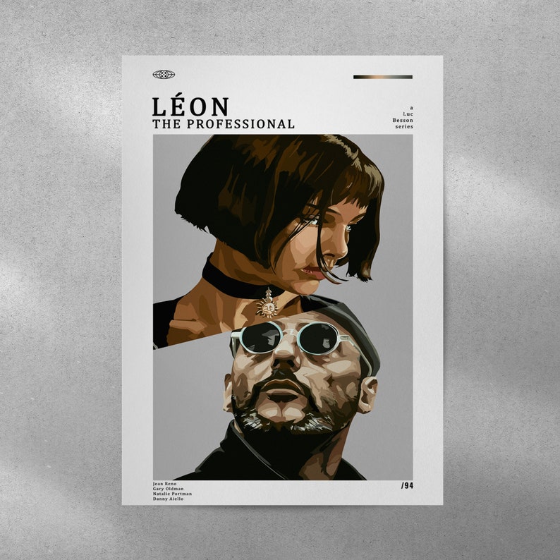 K&ouml;nnte beinhalten: Ein Filmplakat f&uuml;r den Film "L&eacute;on: The Professional" mit Jean Reno und Natalie Portman. Das Plakat hat ein minimalistisches Design mit grauem Hintergrund und schwarzem Text. Der Titel des Films steht in gro&szlig;en, fetten Buchstaben oben auf dem Plakat. Die Namen der Schauspieler sind unter dem Titel aufgef&uuml;hrt, zusammen mit dem Namen des Regisseurs, Luc Besson. Das Erscheinungsjahr, 1994, befindet sich in der rechten unteren Ecke des Plakats.