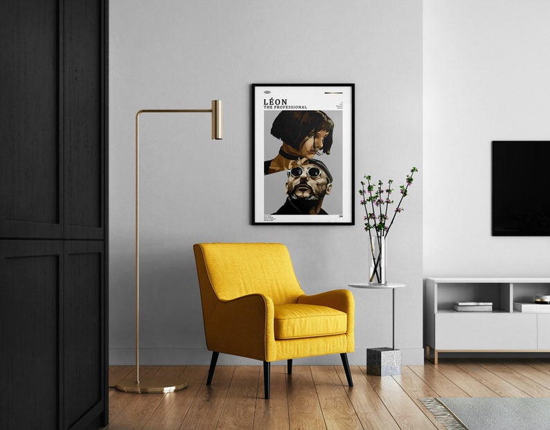 K&ouml;nnte beinhalten: Ein gelber Sessel mit schwarzen Beinen steht in einem Wohnzimmer mit einem schwarzen Schrank, einer Stehlampe, einem wei&szlig;en Fernsehschrank, einem Fernseher, einem kleinen Tisch mit einer Blumenvase und einem gerahmten Poster des Films "L&eacute;on: The Professional" an der Wand.