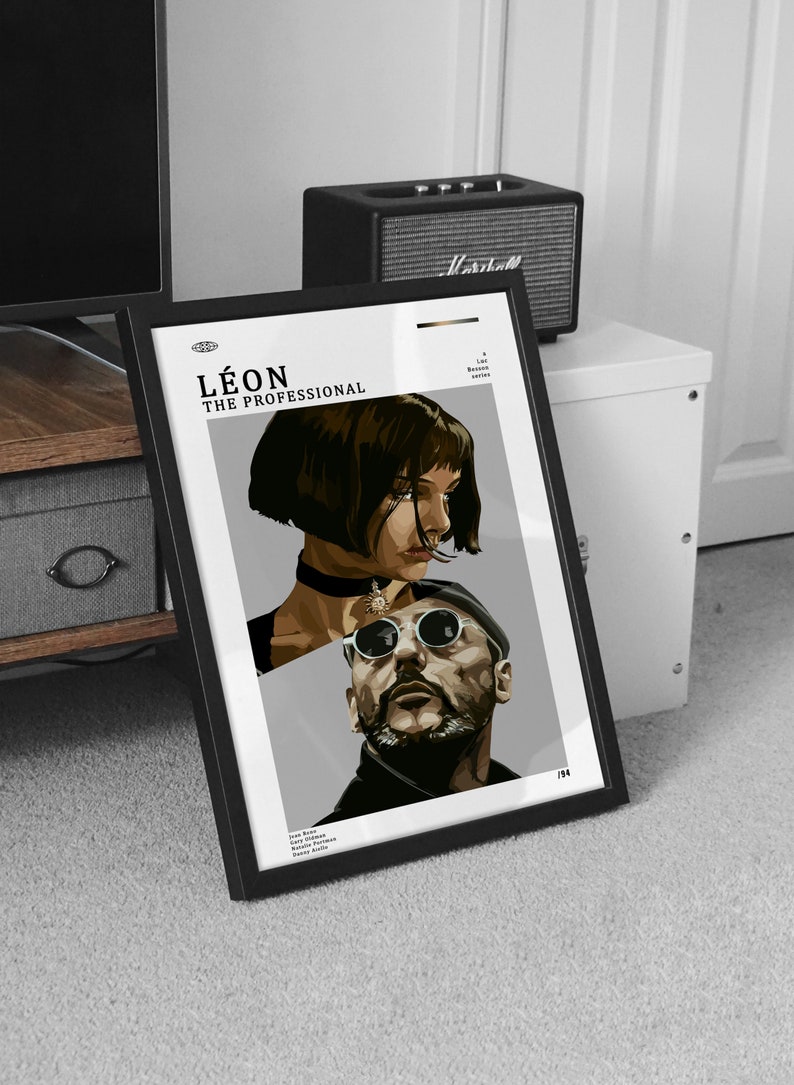 K&ouml;nnte beinhalten: Ein Schwarzwei&szlig;-Poster mit einer stilisierten Illustration der Charaktere aus dem Film "L&eacute;on: The Professional". Das Poster zeigt den Text "L&eacute;on: The Professional" in einer fetten, serifenlosen Schrift.