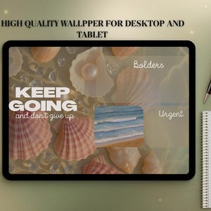Puede incluir: Una tableta digital que muestra un fondo de pantalla de escritorio con un tema de playa. El fondo de pantalla presenta conchas marinas, perlas y una escena de playa. El texto en la pantalla dice "KEEP GOING and don't give up", "Bolders" y "Urgent".