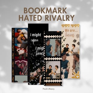 Puede incluir: Marcadores con varios diseños que presentan imágenes de personas y texto. El texto incluye "BOOKMARK HATED RIVALRY", "I might open I might knock" y "We are... lovers". Los marcadores tienen una estética de tira de película.