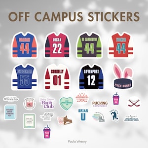 Puede incluir: Una colección de pegatinas con temática de hockey. Las pegatinas presentan diseños de camisetas con nombres y números, junto con otros gráficos y texto relacionados con el hockey. Los colores incluyen azul, rojo, verde y negro. El texto incluye "Off Campus Stickers".