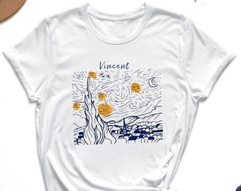Op de afbeelding: Wit T-shirt met een blauwe en gele afbeelding van Vincent van Goghs Sterrennacht. De tekst "Vincent" is boven de afbeelding gedrukt.