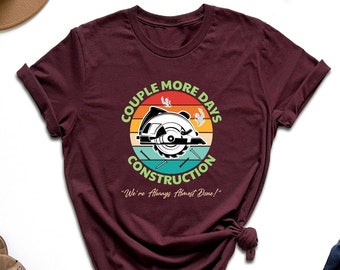 Camiseta "Un par de días más de construcción, casi terminamos", divertida camiseta de equipo, para amantes de la construcción, regalo para carpintero, retro