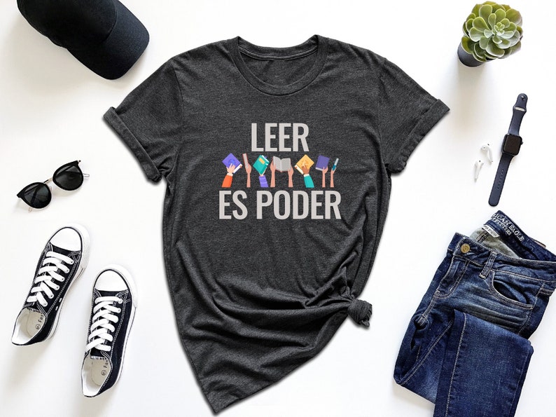 a t - shirt that says leer es podder on it