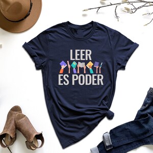 a t - shirt that says leer es poder on it