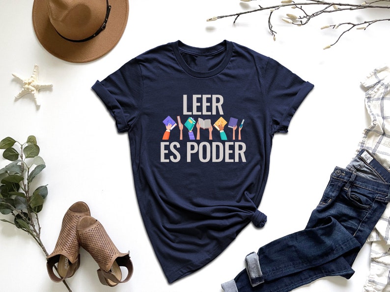 a t - shirt that says leer es poder on it