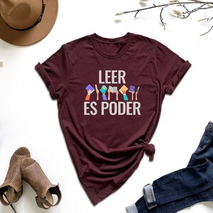 a t - shirt that says leer es poder on it