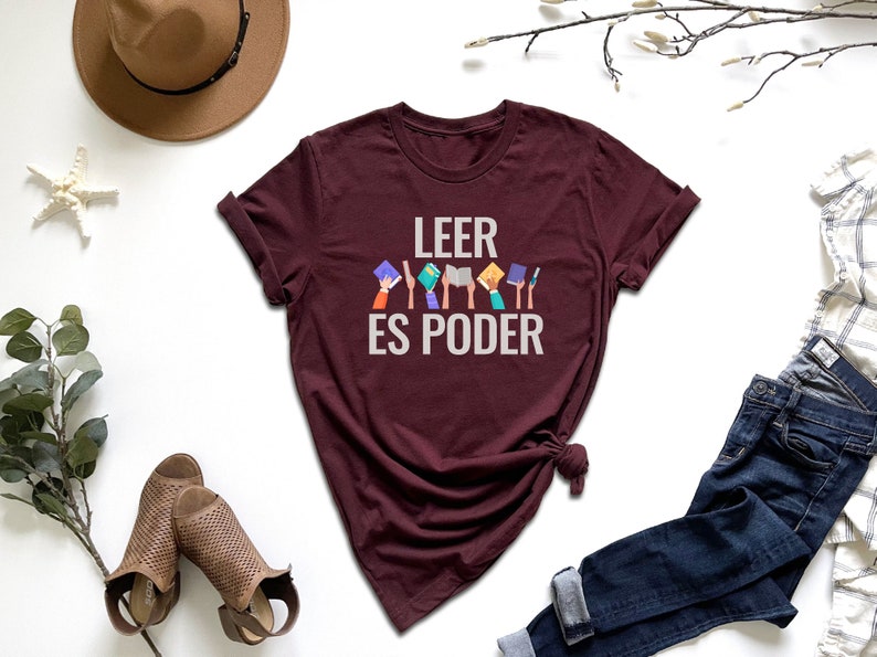 a t - shirt that says leer es poder on it