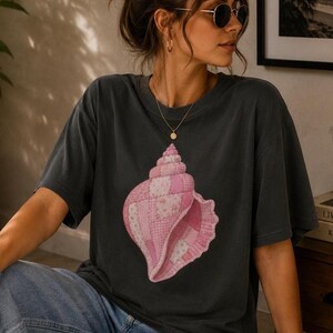 Rosa Patchwork Muschel Shirt, Faux Patchwork Muschel T-Shirt, Küsten Strand Grafik T-Shirt, Cottagecore Ozean Shirt, Sommer Muschel Top