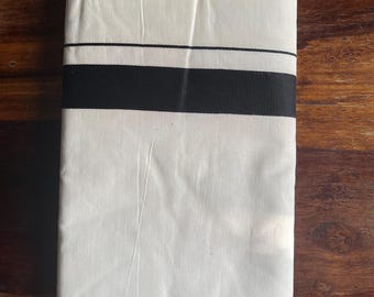 Vit bomullsdubbel Dhoti / Mundu med svart kant - Herrkläder
