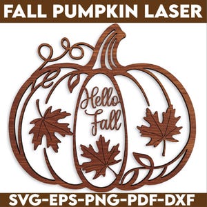 Può includere: Un ritaglio di zucca in legno marrone con il testo "Hello Fall" all'interno. La zucca è circondata da foglie e viti. Questo è un download digitale per il taglio laser.