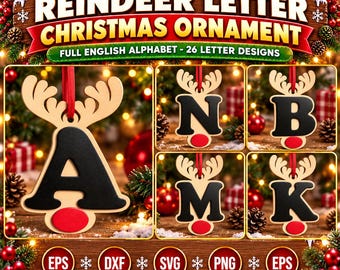 Könnte beinhalten: Ein hölzerner Rentier-Buchstaben-Weihnachtsschmuck mit einem schwarzen Buchstaben A, N, B, M oder K auf einer hellen Holzbasis mit Geweih und roter Nase. Der Schmuck hängt an einem roten Band. Der Text lautet REINDEER LETTER CHRISTMAS ORNAMENT.