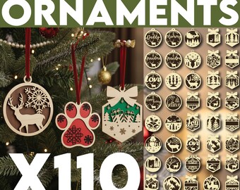 Op de afbeelding: Houten kerstversieringen in verschillende vormen, waaronder een rendier, een pootafdruk en een strik. De ornamenten worden op een kerstboom getoond. De afbeelding toont ook een verzameling andere ornamenten met verschillende ontwerpen en de tekst "2 LAYERS CHRISTMAS ORNAMENTS X11".