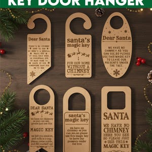 Op de afbeelding: Houten sleutelvormige deurhangers met kersttekst. De tekst bevat zinnen als "Lieve Kerstman" en "Santa's magische sleutel". De hangers zijn ontworpen om op deuren te worden geplaatst om de afwezigheid van een schoorsteen aan te geven.