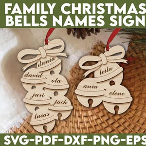 Pode incluir: Enfeites de sino de Natal em madeira com nomes de família gravados. Cada enfeite apresenta um laço e uma série de sinos com nomes como "Dania", "David", "Ola", "Juri", "Lucas", "Leila", "Ania" e "Elene". O texto "FAMILY CHRISTMAS BELLS NAMES SIGN" está no topo.