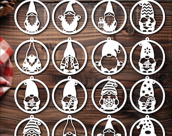 Puede incluir: Conjunto de 16 adornos de gnomo blancos, cada uno con un diseño diferente. Los adornos tienen forma de círculo con un gnomo en el centro. Los gnomos llevan diferentes sombreros y sostienen diferentes objetos, como un bastón de caramelo, un copo de nieve y un corazón.
