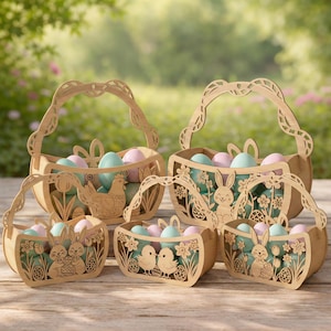 Może przedstawiać: Kolekcja pięciu drewnianych koszy wielkanocnych z dekoracyjnymi wycinanymi wzorami. Każdy kosz jest wypełniony jajkami w pastelowych kolorach. Kosze mają uchwyty i różne wycięcia o tematyce wielkanocnej.