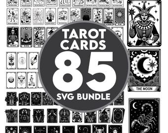 Puede incluir: Una colección de 85 diseños de cartas del tarot en blanco y negro, con varias ilustraciones y signos del zodiaco. La imagen incluye el texto "TAROT CARDS 85 SVG BUNDLE" y opciones de tipo de archivo. Las cartas presentan imágenes de la luna, el escorpión y otros símbolos místicos.