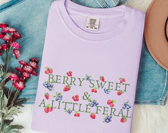 Camiseta Berry Sweet & A Little Feral: Camiseta botánica estilo cottagecore