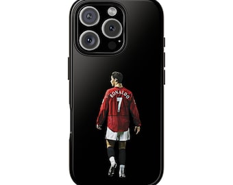 Op de afbeelding: Zwarte telefoonhoes met een rood voetbalshirt met nummer 7 en de naam "Ronaldo" op de rug. De hoes heeft een glanzende afwerking en een cameramodule met drie lenzen.