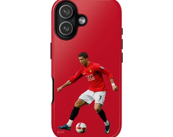 Op de afbeelding: Rode telefoonhoes met een voetballer in een rood shirt, witte shorts en zwarte sokken, die tegen een bal trapt. De hoes heeft een zwarte cameramodule en een klein logo in de linkerbenedenhoek. De speler draagt nummer 7.