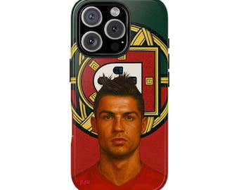Op de afbeelding: Telefoonhoesje met een portret van een voetballer in een rood shirt, tegen de Portugese vlag. De hoes heeft een groene bovenkant en een rode onderkant, met de afbeelding van de speler gecentreerd.