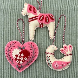 Modello set ornamenti di San Valentino PDF Tre ornamenti scandinavi in feltro Dala Horse Bird Woven Heart