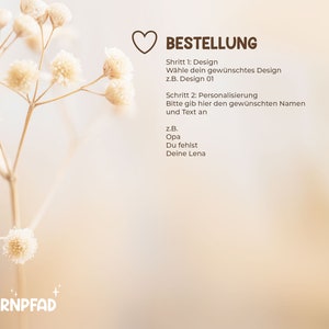 K&ouml;nnte beinhalten: Ein wei&szlig;es Herz mit dem Wort "BESTELLUNG" in brauner Schrift. Der Text unter dem Herzen lautet "Schritt 1: Design" und "W&auml;hle dein gew&uuml;nschtes Design" gefolgt von "z.B. Design 01". Der Text darunter lautet "Schritt 2: Personalisierung" und "Bitte gib hier den gew&uuml;nschten Namen und Text an". Der Text darunter lautet "z.B." gefolgt von "Opa" und "Du fehlst" und "Deine Lena".