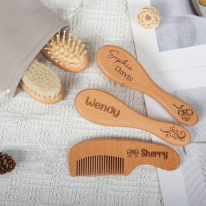 カスタム刻印入りベビーヘアブラシセット、ギフトポーチ入りのパーソナライズされた木製ヘアコーム、新生児、子供、新米ママに最適なギフト