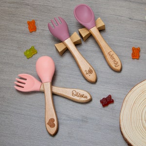 Juego de tenedor y cuchara para bebé con grabado personalizado, cubiertos de silicona personalizados con mangos de madera, regalo ideal para las primeras comidas de los niños pequeños
