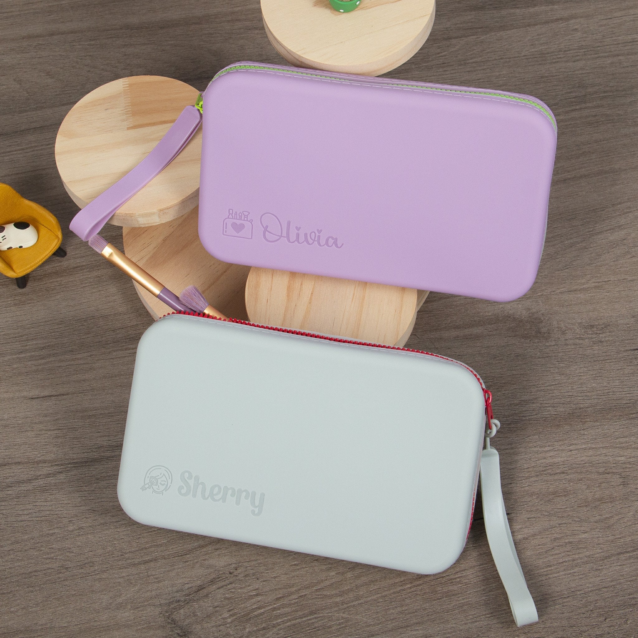 Custom Engraved Silicone Makeup Bag, Personalized Cosmetic Brush Case with Strap, Ideal Gift for Friends, Families & Makeup Lovers
