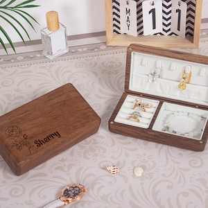 Op maat gegraveerde houten sieradendoos, compact reisetui voor ring, oorbel en ketting | Gepersonaliseerd cadeau voor haar, verjaardag, jubileum