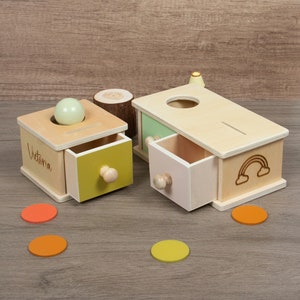 Caja de madera para bebés con grabado personalizado, monedas y pelota, juguete Montessori personalizado 2 en 1, regalo ideal para bebés y niños pequeños