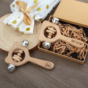 Sonajero Montessori para bebé con cascabeles grabado a medida, juguete sensorial de madera personalizado en caja de regalo, regalo ideal para bebés y nuevos padres