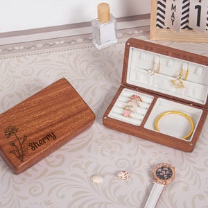 Op maat gegraveerde houten sieradendoos, compact reisetui voor ring, oorbel en ketting | Gepersonaliseerd cadeau voor haar, verjaardag, jubileum