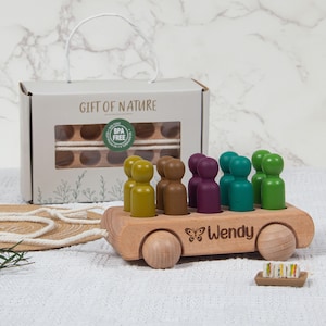 Autobús Montessori de juguete con grabado personalizado y muñecos de madera, coche de arrastre personalizado en caja de regalo, ideal para niños pequeños.