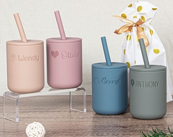 Vaso de silicona personalizado para bebé con pajita de 7.1 onzas líquidas / Vaso de entrenamiento para niños pequeños con grabado personalizado de 210 ml / Regalo de primer cumpleaños / Recuerdos para baby shower
