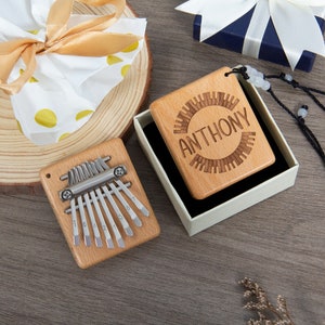 Mini piano de pulgar Kalimba de 8 teclas con grabado personalizado, piano de dedo de madera personalizado en caja de regalo, regalo ideal para amantes de la música y principiantes