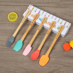 Set di 5 mini spatole in silicone personalizzate con incisione, utensile da cucina personalizzato con manici in legno, regalo ideale per fornai e piccoli chef