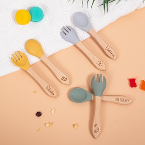 Juego de tenedor y cuchara de silicona personalizados para bebés, cubiertos para niños pequeños grabados a medida con mango de madera, regalo ideal para niños y nuevos padres