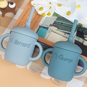 カスタム刻印入りシリコン製ベビーカップ（ストロー付き）5オンス｜パーソナライズされた幼児用トレーニングカップ（150ml）｜1歳の誕生日プレゼント｜ベビーシャワーの記念品